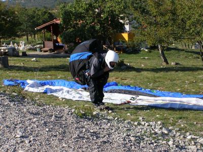 Slovenski se paraglider brzo pripremio za skok i let