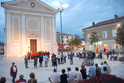 Nakon nastupa u Sabornici zborovi su na stubitu pred crkvom Gospe od Anela pjevali za turiste i Poreane na otvorenom