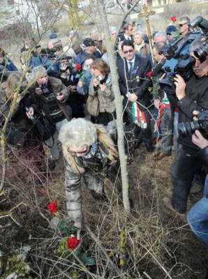 Esuli su na kraju poloili cvijee na rubu ceste nedaleko fojbe