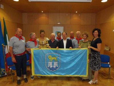 Predstavnici Grada predali zastavu ekipi koja putuje u Veneciju (T. KOCIJANI)