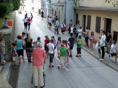 Na za promet zatvorenom prilazu Katelu demonstrirale su se stare djeje igre