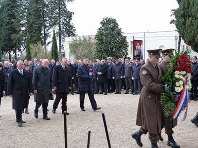 Predsjednik Hrvatskog sabora Josip Leko polae vijenac kod centralnog kria na zadarskom groblju