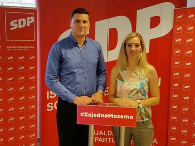 Marko Ferenac i Sanja Radolovi (SDP) na konferenciji za medije u Puli