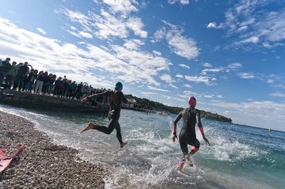 Utrka se sastoji od 1.5 km plivanja, 40 km bicikliranja i 10 km tranja