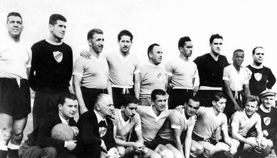 Urugvajska nogometna reprezentacija koja je 1950. osvojila Svjetsko prvenstvo u Brazilu, a lan joj je bio i jedan Istrijan - Ernesto Vidal (ui drugi zdesna, prvi u dresu)