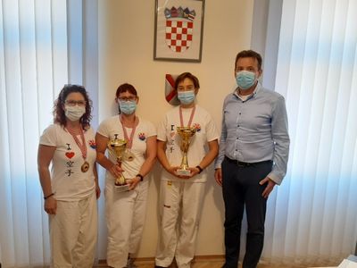 Gradonaelnik Novigrada Anteo Milos i dravne prvakinje u karateu