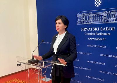 Katarina Nemet na pressici Kluba zastupnika IDS-a u Hrvatskom saboru